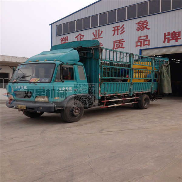 木材粉碎機(jī)設(shè)備現(xiàn)場(chǎng)發(fā)貨