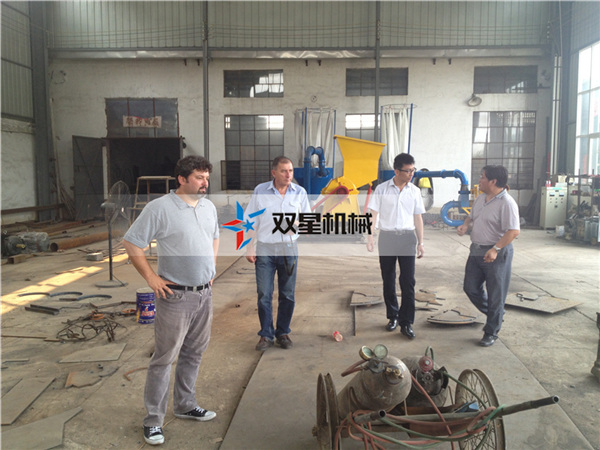 金屬粉碎機設(shè)備外國客戶到廠考察