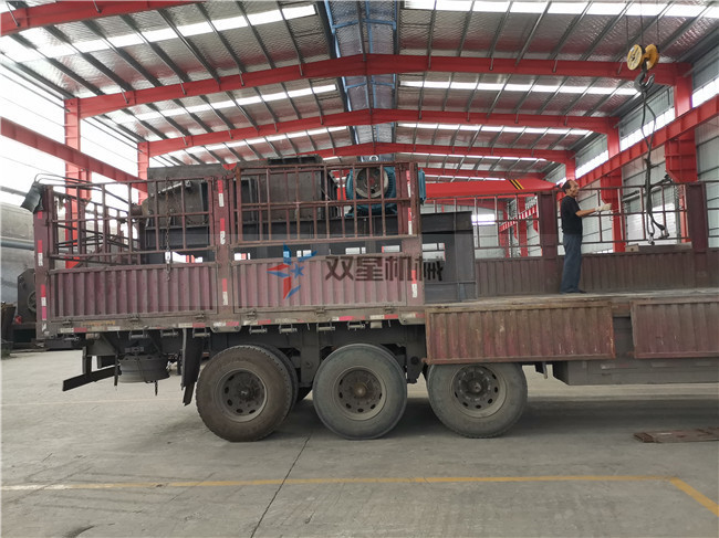 1600<a href='http://www.guanzuimeinv.cn' target='_blank'><span>金屬破碎機(jī)</span></a>發(fā)貨