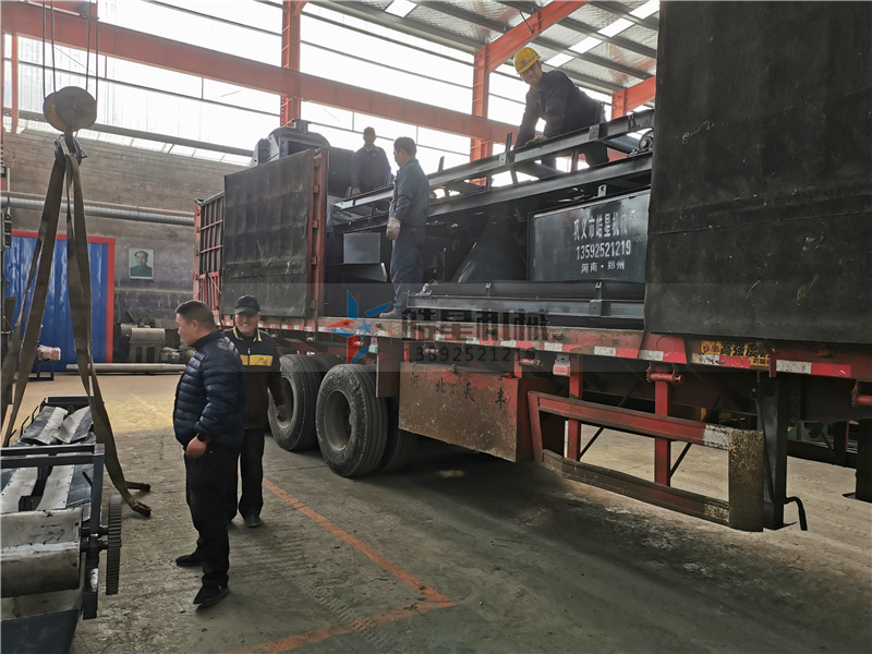 <a href='http://www.guanzuimeinv.cn/psxl/1279.html' target='_blank'><span>廢鋁破碎機</span></a>成套設備吊裝現(xiàn)場