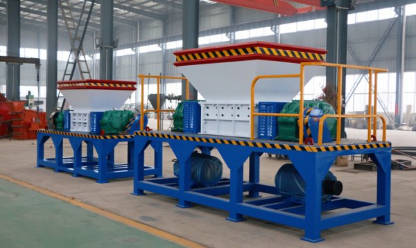 1000型的金屬撕碎機(jī)能出多少噸彩鋼瓦？發(fā)動(dòng)機(jī)功率多大？