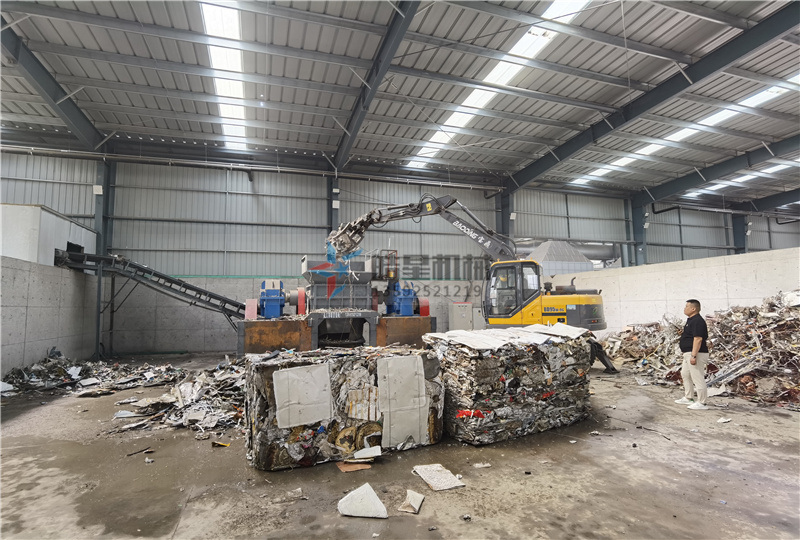 斷橋鋁撕碎機雙軸撕碎機撕碎金屬壓塊作業(yè)現(xiàn)場